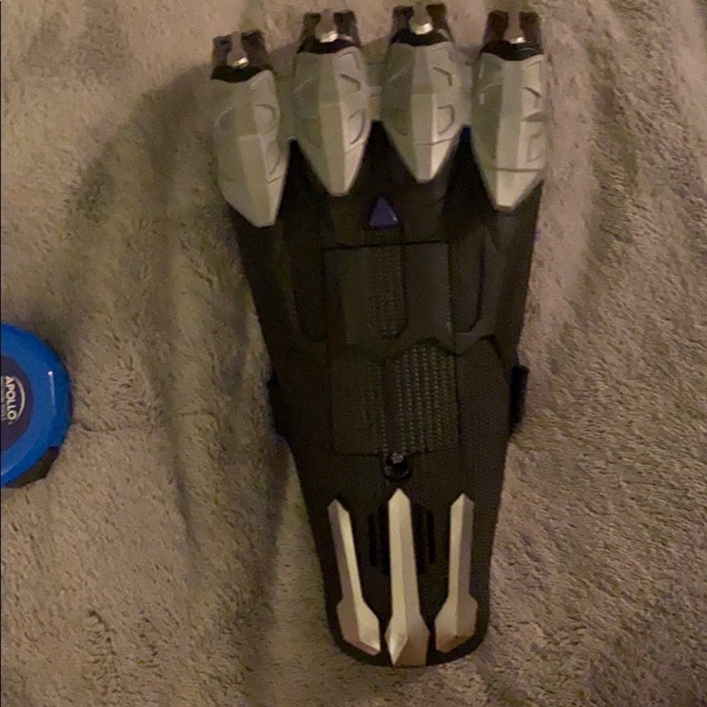 Black panther claw one handed